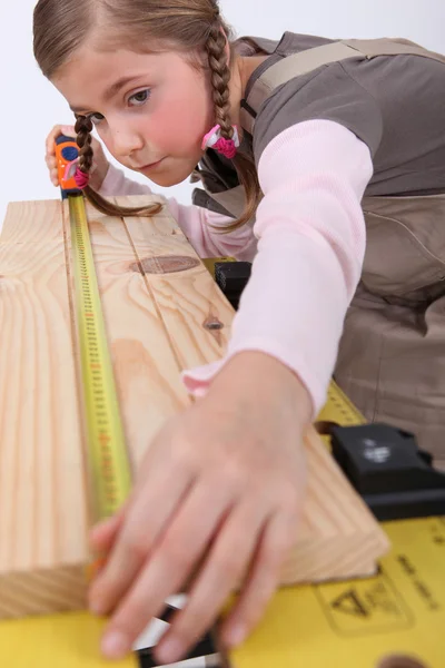 Menina fingindo ser carpinteiro — Fotografia de Stock