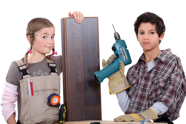 Crianças vestidas de carpinteiros — Fotografia de Stock