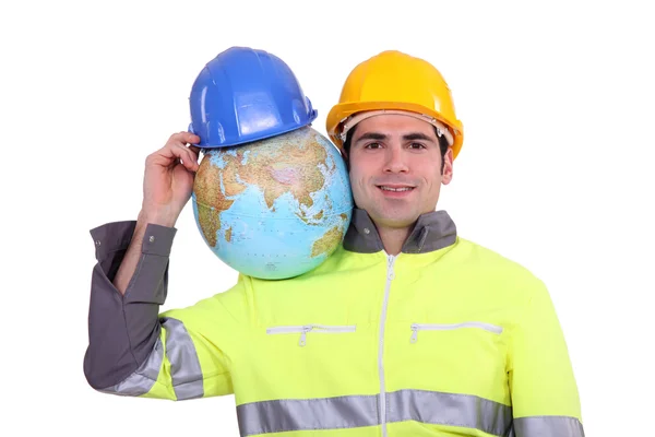 Werknemer met globe op zijn schouder — Stockfoto