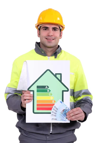 お金とエネルギー効率のロゴを持つ男が立っていた — ストック写真