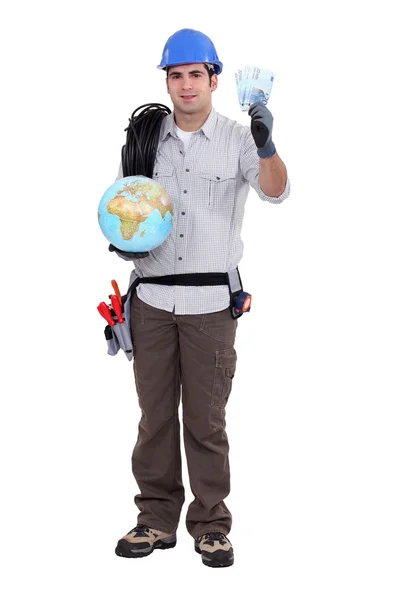 Elettricista in possesso di globo e contanti — Foto Stock