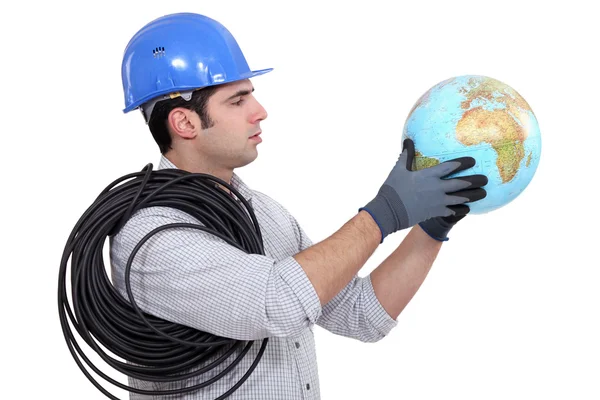 Elettricista tenendo globo — Foto Stock
