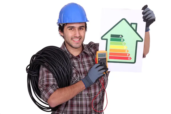 Electricista con etiqueta de consumo de energía — Foto de Stock