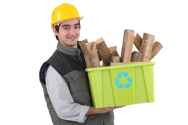 Homem segurando caixa de reciclagem cheia de sucata de madeira — Fotografia de Stock