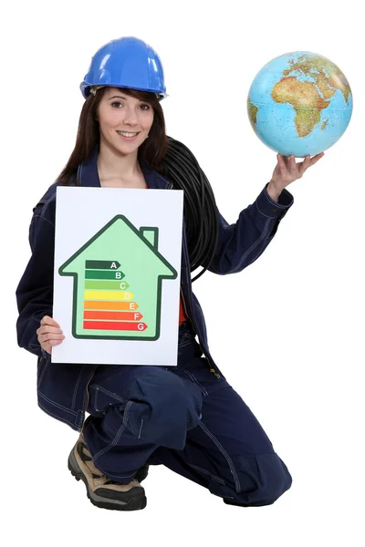 Electricista con un cartel de calificación y un globo — Foto de Stock