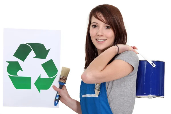 Pintora artesana sosteniendo una etiqueta de reciclaje —  Fotos de Stock