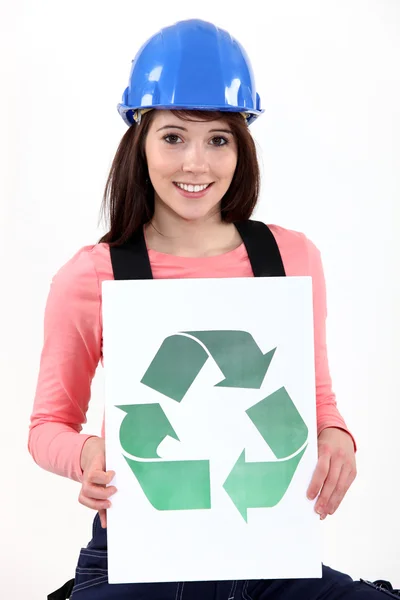Frau mit dem Recycling-Pfeil-Logo — Stockfoto