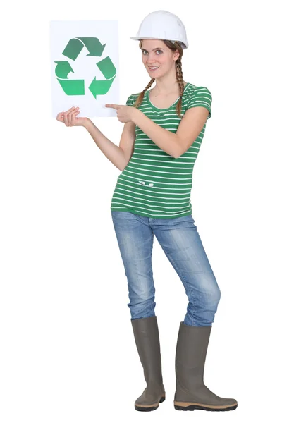 Femme tenant recycler logo — Photo