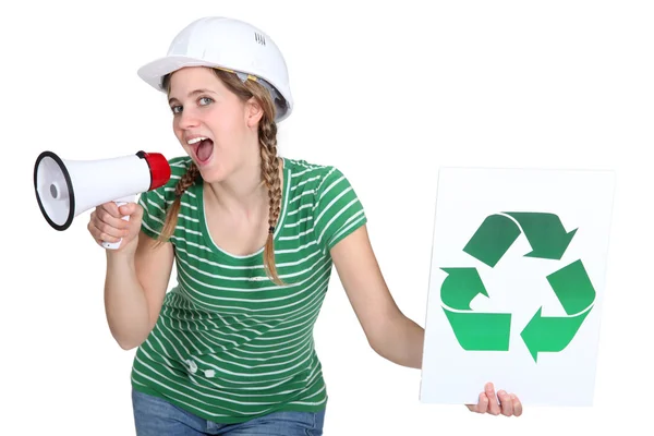 Kobieta Konstruktor zachęcające do recyklingu — Zdjęcie stockowe