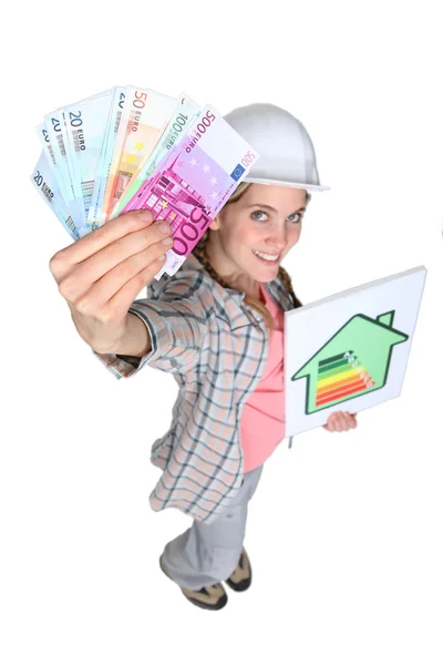 Mulher com painel de energia e bilhetes na mão — Fotografia de Stock