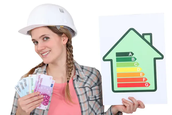 Mujer sosteniendo tarjeta de puntuación de energía y efectivo — Foto de Stock