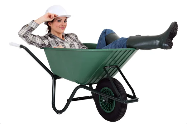 Woman in a wheelbarrow — Stockfoto