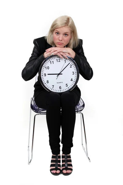 Mujer sosteniendo un enorme reloj — Foto de Stock