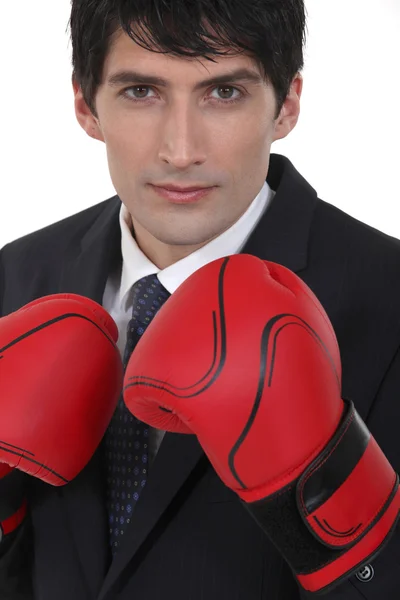 Исполнительный директор в боксерских перчатках — стоковое фото