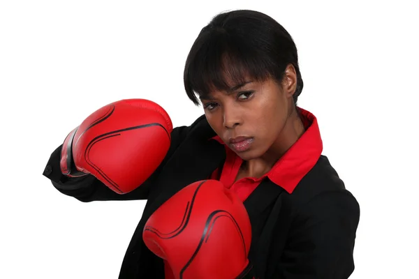 ボクシング グローブを着用女性会社員 — ストック写真