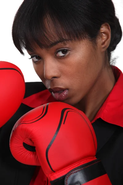 Schwarze Frau mit Boxhandschuhen — Stockfoto