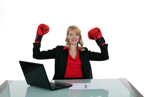 Γυναίκα στο γραφείο με γάντια του μποξ — Φωτογραφία Αρχείου