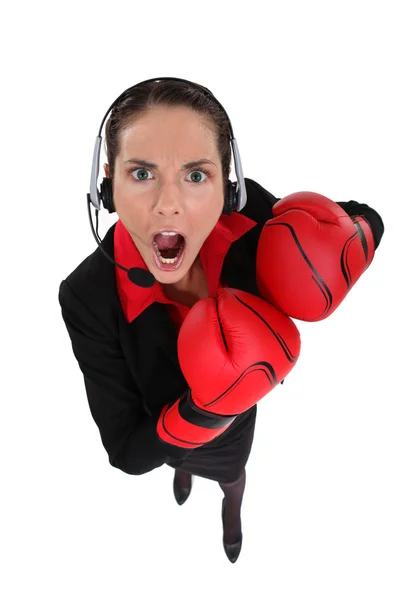 Affärskvinna earing boxningshandskar — Stockfoto