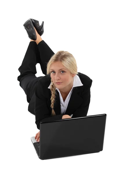 Empresária deitada no chão com seu laptop — Fotografia de Stock