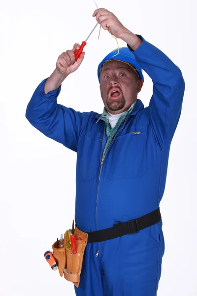 Eletricista recebendo um choque — Fotografia de Stock