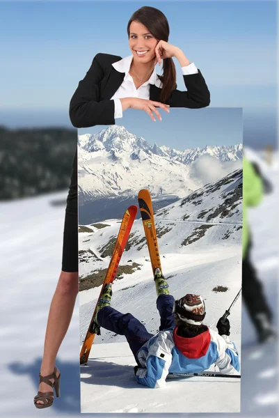 Geschäftsfrau auf Ski lehnt an Bild von sich auf Leinwand gedruckt — Stockfoto