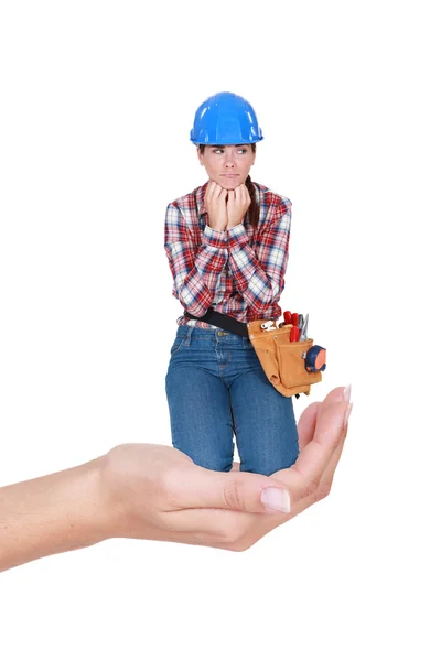 Ženské dělník, krčící se v rukou — Stock fotografie