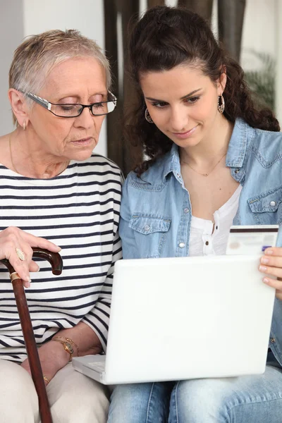 Senioren mit Internet helfen — Stockfoto