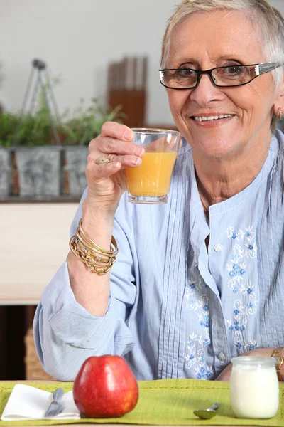Donna anziana che fa colazione — Foto Stock