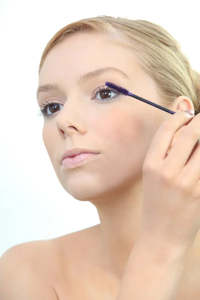 Mujer aplicando maquillaje de ojos —  Fotos de Stock