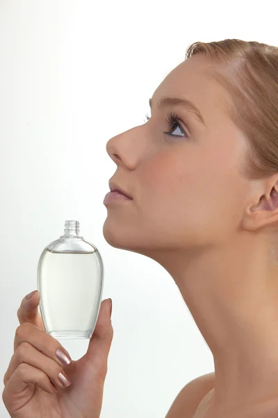 Kvinna med parfymflaska — Stockfoto
