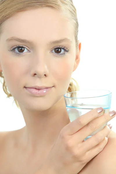 Femme blonde avec verre d'eau — Photo