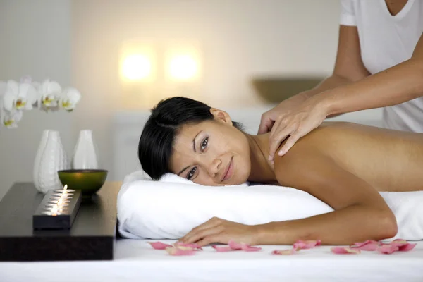 Frau erhält entspannende Massage — Stockfoto