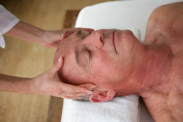Hombre recibiendo un masaje en la cabeza —  Fotos de Stock