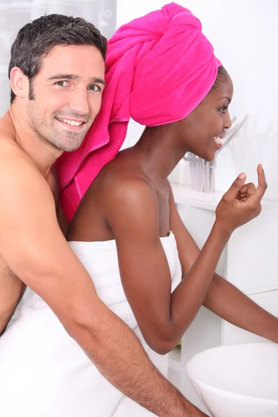 Couple getting ready in the morning — Stock Photo, Image