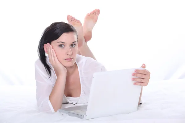 Femme startled en utilisant son ordinateur portable — Photo
