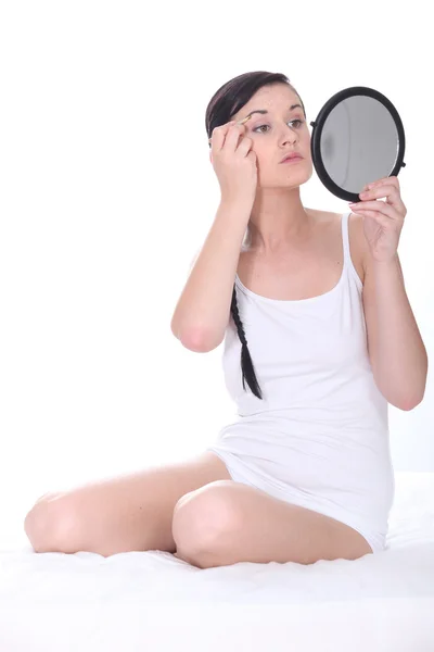 Frau zupft Augenbrauen — Stockfoto