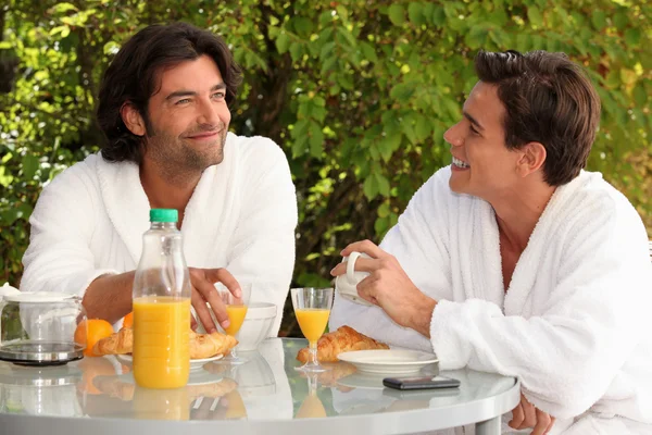 Two men eating breakfast in the garden — Stock Photo, Image