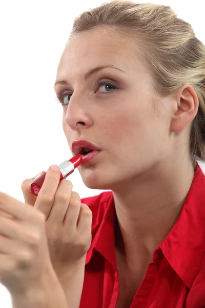 Trabajador rubio aplicando lápiz labial —  Fotos de Stock