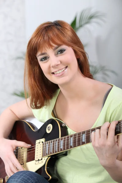Kobieta z gitarą — Zdjęcie stockowe