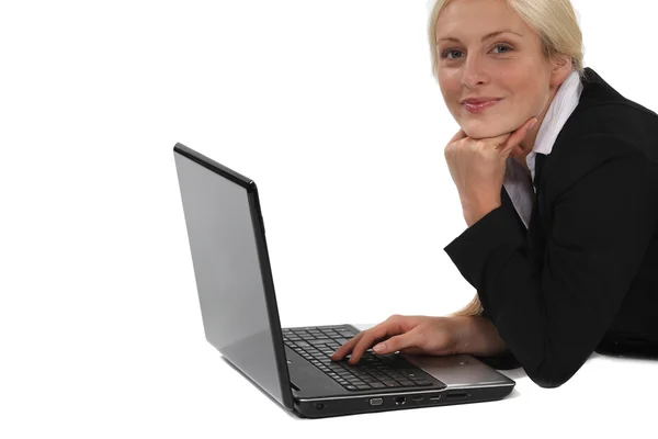Portret van lachende vrouw met computer — Stockfoto