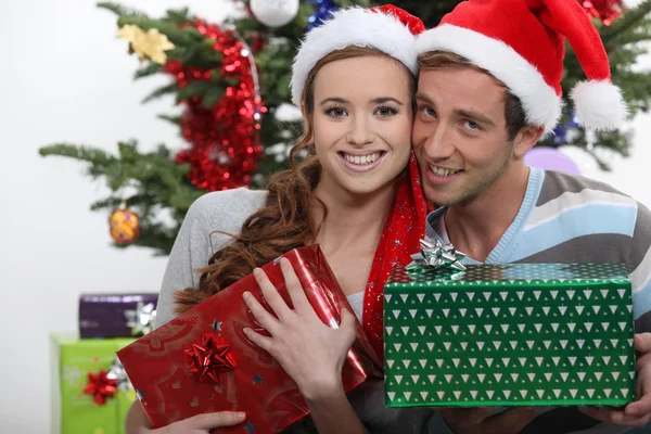 Casal com presentes de Natal — Fotografia de Stock