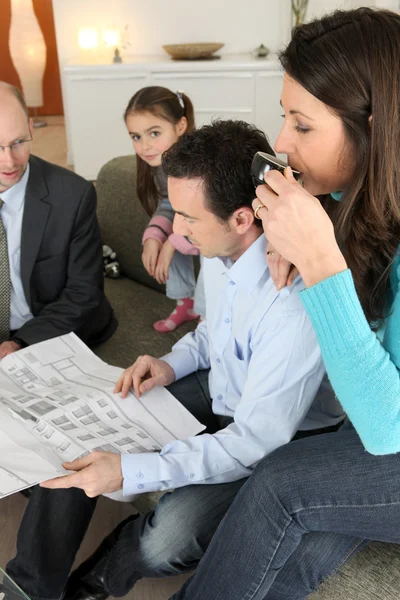 Familj att ha ett möte med deras arkitekt — Stockfoto