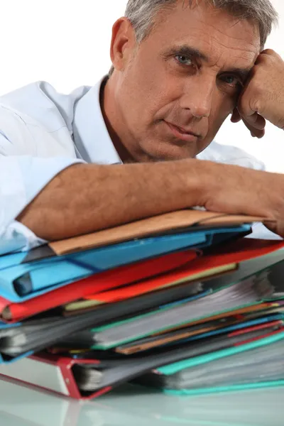 Homme avec pile de paperasse — Photo