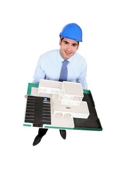 Architekt mit einem maßstabsgetreuen Modell — Stockfoto