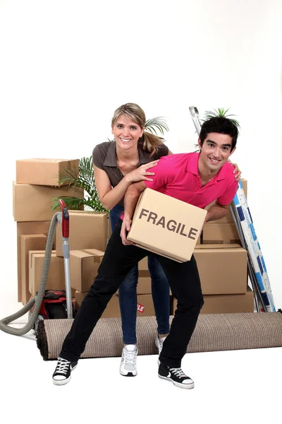Playful couple moving house — Stock Photo, Image