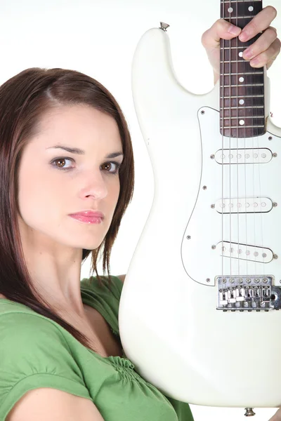 Rozhodná mladá žena držící elektrická kytara — Stock fotografie