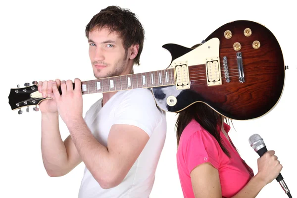 Gitarist die betrekking hebben op zijn band stuurman van gezicht — Stockfoto