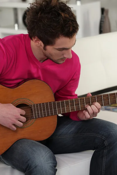 Man die thuis gitaar speelt — Stockfoto