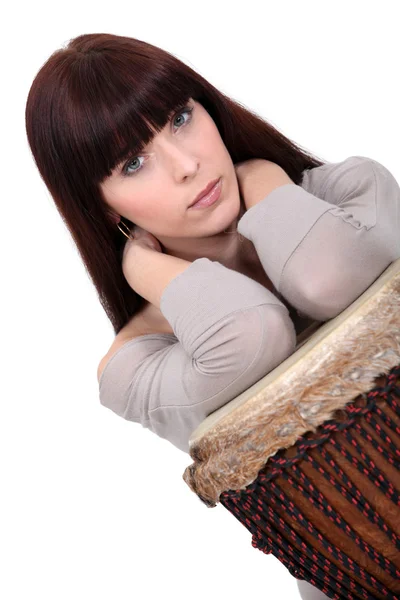 Brunette posant avec bongo — Photo