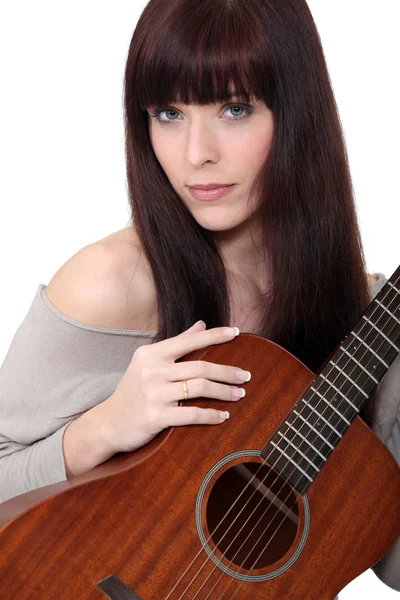 Kadın akustik gitar çalmak — Stok fotoğraf